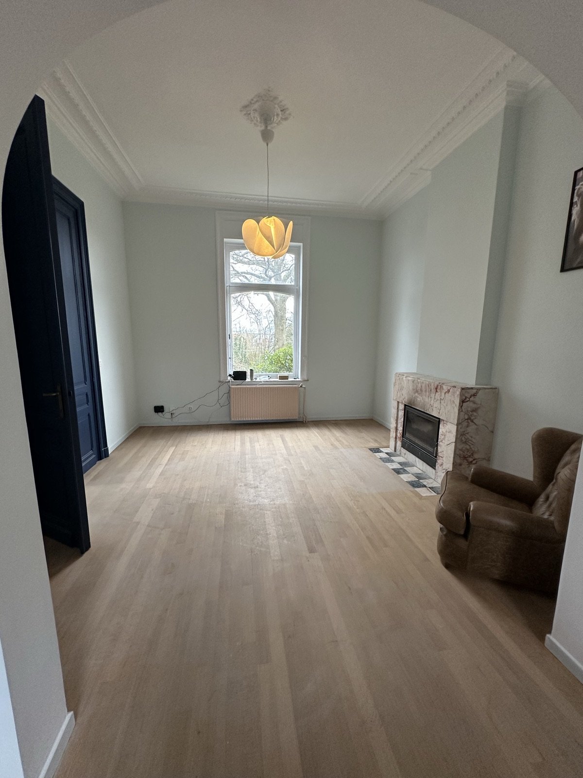 Séjour rénové par VR Renov avec parquet et cheminée